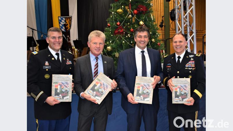 Autor Gerald Morgenstern (Zweiter von links) übergibt die überarbeitete Ausgabe des Buches zum Grafenwöhrer Truppenübungsplatz an (von rechts) Brigadegeneral Christopher LaNeve Bürgermeister Edgar Knobloch und Oberst Adam Boyd. Bild: rgr