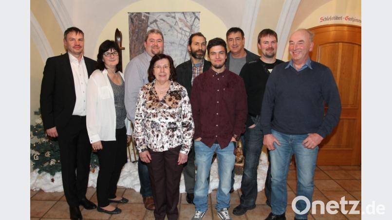 Ingo Giersemehl (links) zeichnet langjährige Beschäftigte aus. Bild: pi