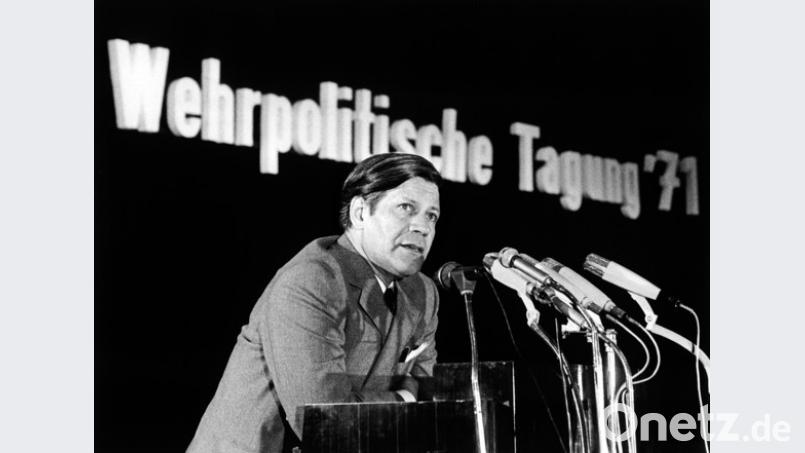 Verteidigungsminister Helmut Schmidt (SPD) spricht auf der wehrpolitischen Tagung der SPD am 6.6.1971 in Koblenz. Bild: Martin Athenstädt/dpa