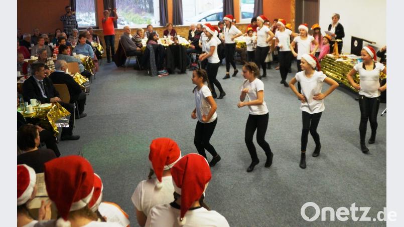 Begeistert waren die Gäste der AWO-Weihnachtsfeier von den vorweihnachtlichen Tänzen, Geschichten und Texten der Mädchen der Junioren- und Bambini-Garde. Bild: weu