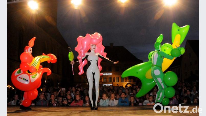 Tausende Besucher strömen bei der fünften Luftnacht durch die Altstadt - und sehen eine schrill bunte Show auf der Bühne. Bild: Stephan Huber