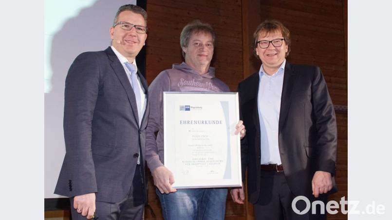 Die Jahresabschlussfeier nahmen Stephan (links) und Günther Irlbacher zum Anlass, Peter Zäch für 30 Jahre Betriebszugehörigkeit die Urkunde der IHK Oberpfalz/Kehlheim zu überreichen. Bild: mmj