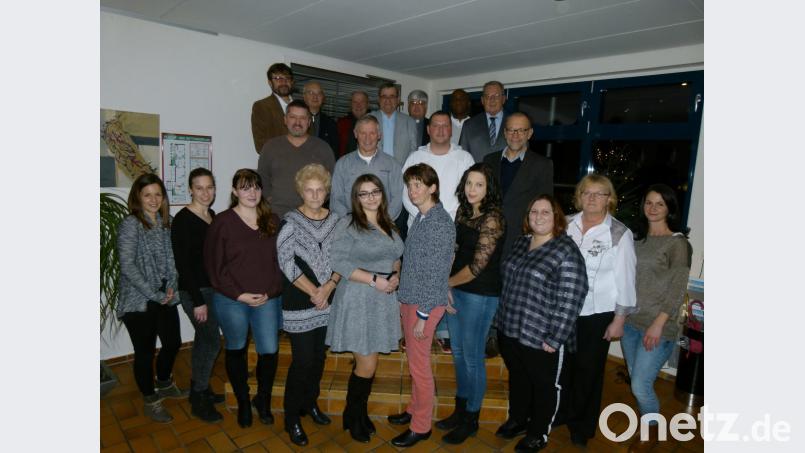 Die Neuen von Stadt und VG: Laura Gradl (von links), Ronja Helmich, Johanna Arnold, Anna Fischer, Ekatarina Kuhn, Sabine Nickl, Lena Schreglmann, Marina Mandanici, Maria Sehnke und Janina Zimmermann sowie Martin Weidner (Zweite Reihe von links), Johann Kurz und Daniel Ohainski. Bild: rn