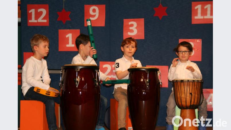 Die Mitglieder der Arbeitsgemeinschaft Percussion dürfen das Bühnenspektakel lautstark antrommeln. Bild: fpoz