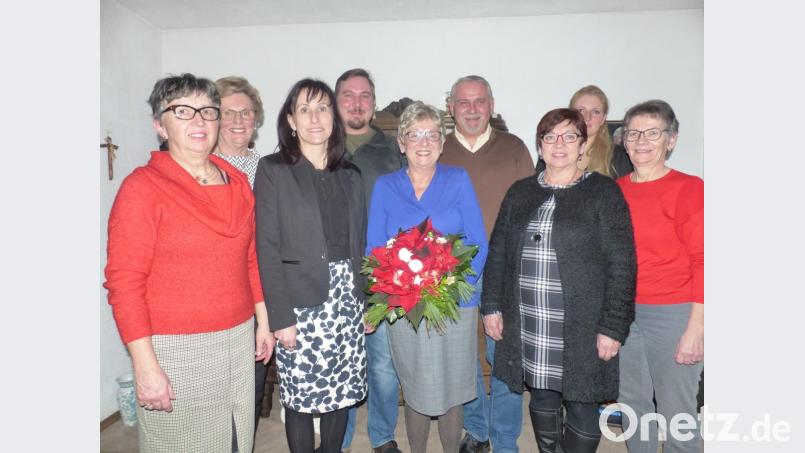 Das Geburtstagskind Roswitha Hirmer mit Blumen im Beisein ihres Sohnes Florian (links von ihr) und den politischen Gratulanten von CSU- FU und KAB Bild: sl