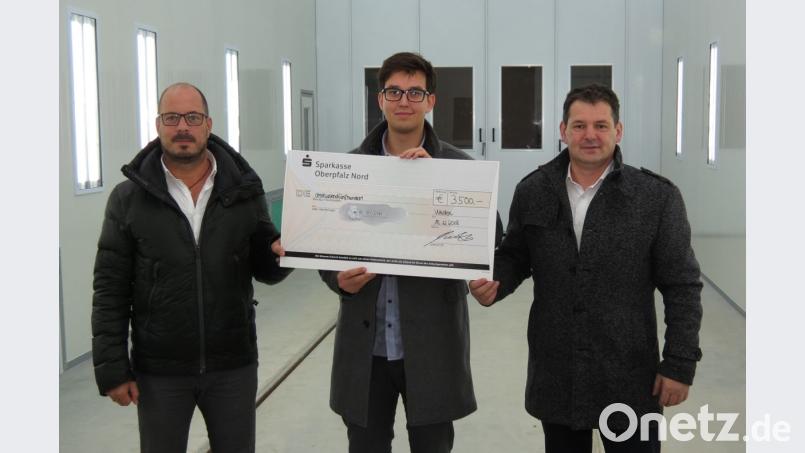 Die Geschäftsführer der Hermann Maschinenbau GmbH Johann Hermann (rechts) und Günther Hastaedt (links) übergaben an Dennis Peschel von „Karolina e. V.“ 3500 Euro. Bild: Dobmeier Bild: Dobmeier