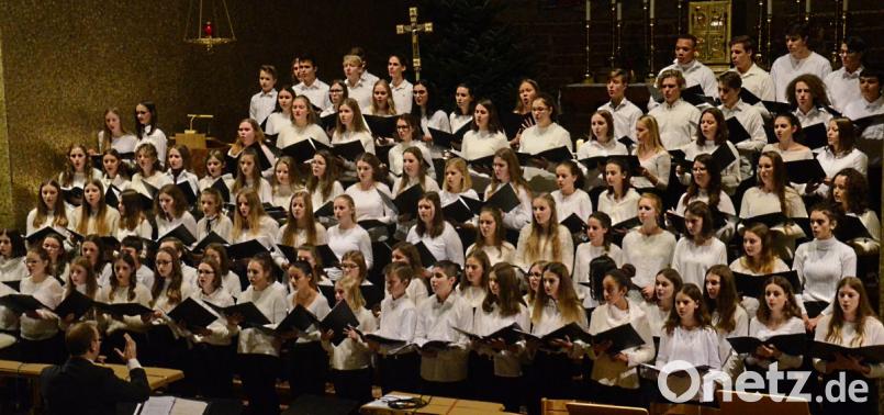 Kammerchor, Vokalensemble und Unterstufenchor interpretieren zum Abschluss "You raise me up". Bild: Kunz