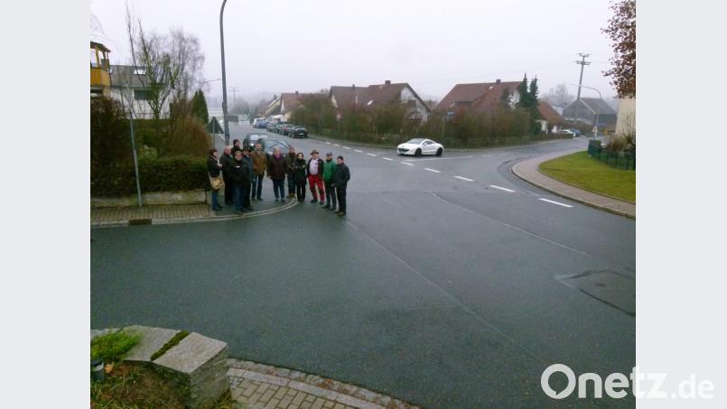 Mit der elf Meter breiten Industriestraße wurde Ende der 1970er Jahre eine Zufahrt zum neuen Gewerbegebiet geschaffen. Wegen der Verkehrsbelastung wünschen sich die Anlieger nun eine Sperrung der Straße für den Schwerlastverkehr. Bild: rn