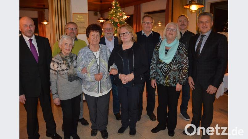 Langjährige und verdiente Mitglieder zeichnete der ATS Mitterteich bei seiner Weihnachtsfeier aus. Im Bild (von links) Stadtverbandsvorsitzender Peter Haibach, Annemarie Zeus, Vorsitzender Andreas Dreßel, Veronika Halbauer, Dr. Hans Schaumberger, Christine Mörtl-Wurdack, Franz Müller, Elfriede Fick, Konrad Hoyer und Bürgermeister Roland Grillmeier. Bild: jr