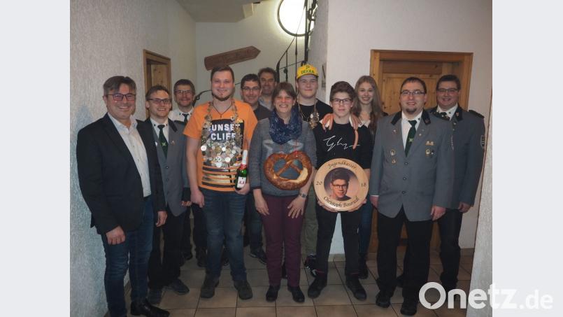 Die Schützenführung gratulierte Matthias Pfannenstein (Kette) zum Schützenkönig, Simon Bauriedl zum Jugendkönig und Carina Dobmeier zur Schützenkönigin, sowie allen Vizes und Vereinsmeistern zu ihren Erfolgen. Bild: gz
