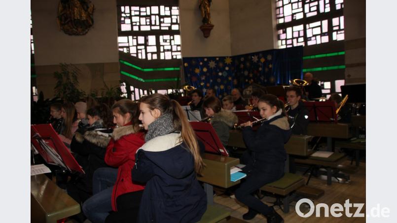 Beim Adventskonzert in Gebenbach gab das Nachwuchsorchester der Blasmusik Gebenbach mit beliebten internationalen Weihnachtsmelodien eine Kostprobe seines Könnens. Bild: ads