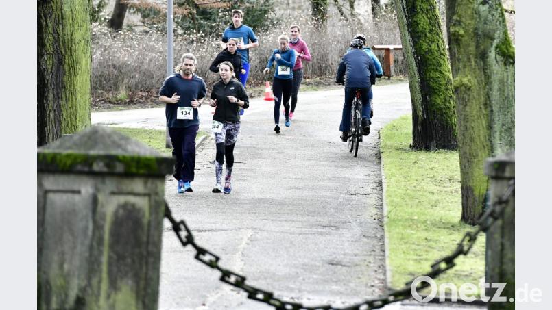 Auf trockener Strecke ohne Schnee und Eis ging es im vergangenen Jahr beim Silvesterlauf am Max-Denkmal vorbei. Nach den Vorhersagen soll es auch diesmal nicht allzu winterlich werden. Bild: exb