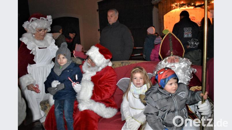 Die Kinder ließen sich mit Nikolaus, Santa Claus, Misses Claus und dem Engel fotografieren. Bild: rgr