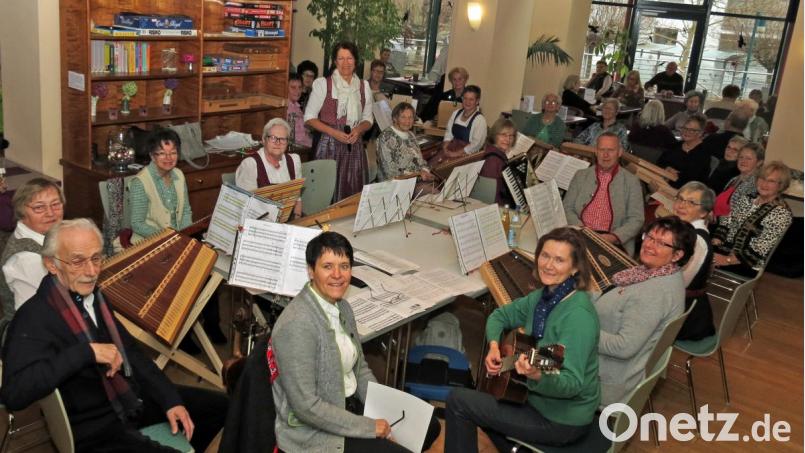Viele Musiker und Sänger stimmen im „Café Zeitgeist“ mit adventlichen Liedern und Texten auf Weihnachten ein. Das Konzert steht unter der Leitung von Cornelia Gurdan (stehend). Bild: Dobmeier