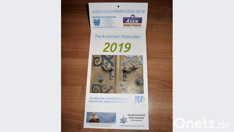 Den Parksteiner Kalender bekommen alle Haushalte im Ort. Bild: bey