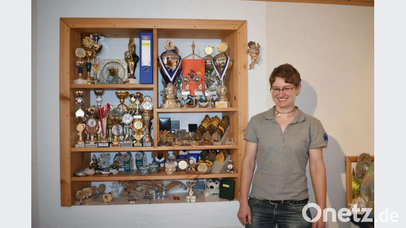 Das Regal im Zimmer von Sommerbiathletin Kerstin Schmidt ist voll mit Medaillen und Pokalen. Seit 15 Jahren betreibt sie diesen Sport und bringt sich das meiste selber bei. Bild: lue