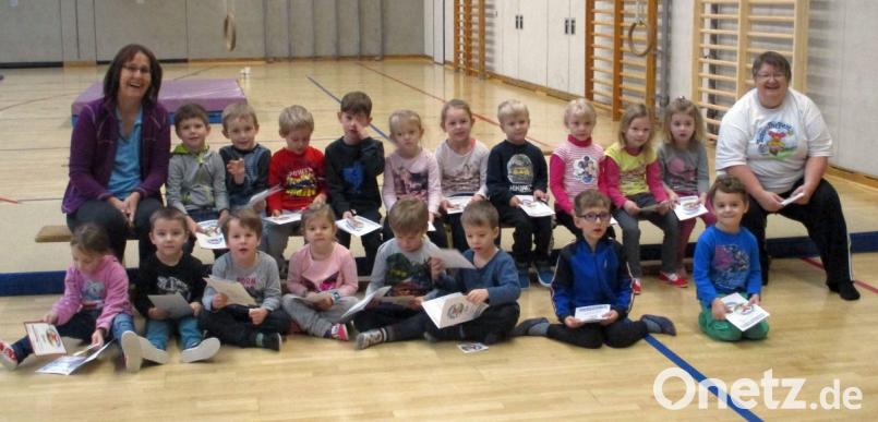 Als Abschluss zum Bewegungsprojekt des Kindergartens St. Martins machten die Kleinen das &quot;Turnpapperl&quot;. Zusammen mit dem Übungsleiterinnen der Abteilung Turnen Birgit Seegerer (links) und Johanna Pösl (rechts) präsentieren die Kinder stolz ihre Urkunden. Bild: hir