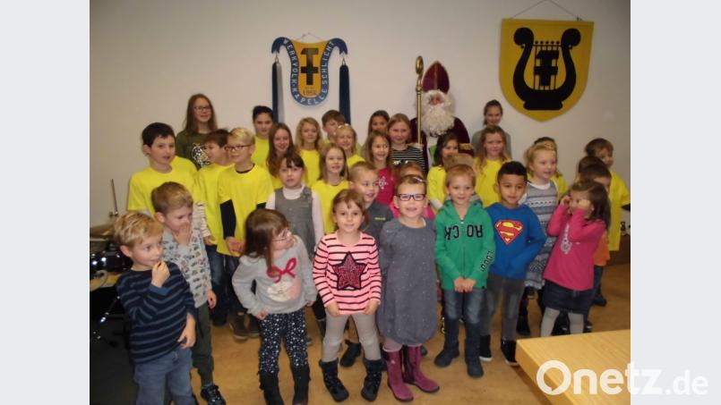 Die Musik-Schüler der Werkvolkkapelle Schlicht, von der Früherziehung über die Blockflöten- und die Instrumental-Schüler, gaben im Beisein vom Nikolaus ein Weihnachtskonzert. Bild: sak