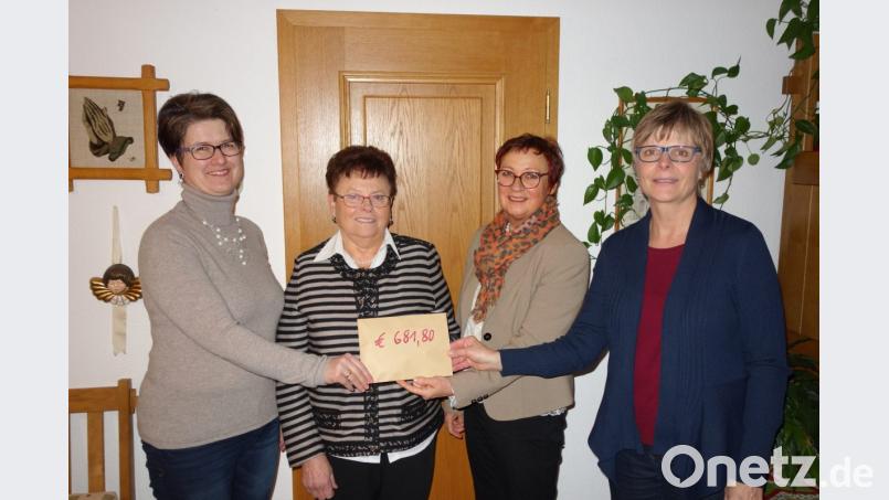 Insgesamt 681,80 Euro überreichen Konzert-Organisatorin Gabi Werner (rechts), Seelsorgerat-Sprecherin Rosemarie Ernst und Helga Haberkorn von der KAB an &quot;Lichtblicke&quot;-Schirmherrin Edith Lippert (von links). Bild: lnz