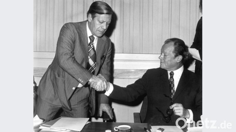 Freude sieht anders aus: Bundeskanzler Helmut Schmidt begrüßt den SPD-Vorsitzenden Willy Brandt vor einer Parteiratssitzung. Bild: Chris Hoffmann/dpa