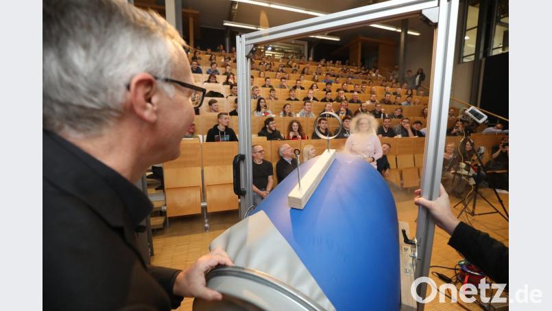 Professor Matthias Mändl (links) testet bei der Weihnachtsvorlesung die Zebrechlichkeit von Glas. Bild: Wolfgang Steinbacher