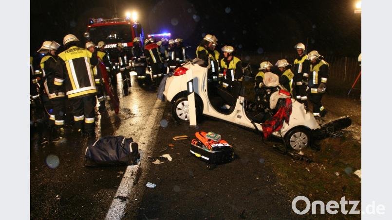 In der Nähe des Kreisverkehrs bei der Autobahn bei Mitterteich prallten zwei Autos frontal zusammen. Bild: wro