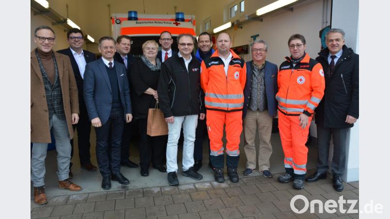 Eine hochkarätig besetzte CSU-Delegation besuchte am Mittwoch die BRK-Rettungswache in Mitterteich. Wichtigstes Thema war der neue mögliche Standort für einen weiteren Rettungswagen in der Region. Beim Besuch mit dabei waren Waldsassens Bürgermeister Bernd Sommer (links), Mitterteichs Bürgermeister Roland Grillmeier (rechts), stellvertretender BRK-Kreisvorsitzender Toni Dutz (3. von rechts), BRK-Kreisgeschäftsführer Holger Schedl (2. von links), sowie die Mandatsträger MdL Tobias Reiß (3. von links) und MdB Albert Rupprecht (5. von rechts). Bild: jr