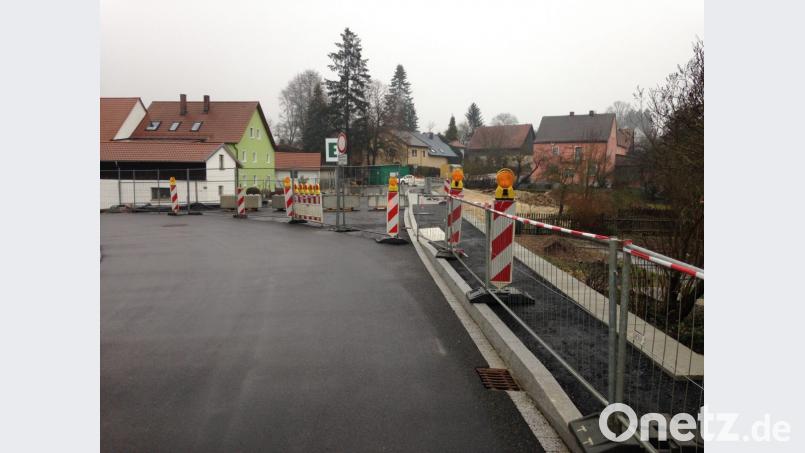 Der Bau ist gut vorangekommen – doch die Brücke in Gärmersdorf bleibt trotzdem den Winter über gesperrt. Hier fehlen noch die letzten Beläge und auch eine Absturzsicherung. Bild: exb