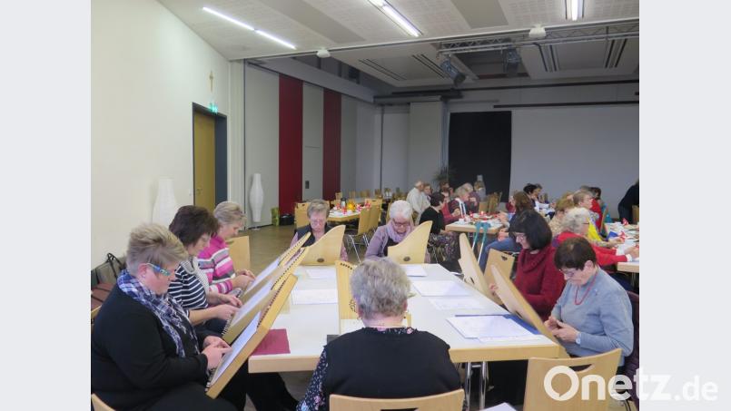 Die Veeh-Harfen Gruppe aus Grafenwöhr spielt adventliche Lieder. Bild: jzk