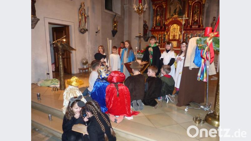 Die Kinder der Grundschule schlüpfen in die Rollen von Mäusen, der heiligen drei Könige, Hirten und Engel. Bild: sl