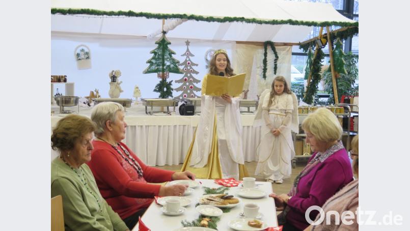 Die Senioren freuen sich über den Auftritt des Kemnather Christkinds und des Engels. Bild: jzk