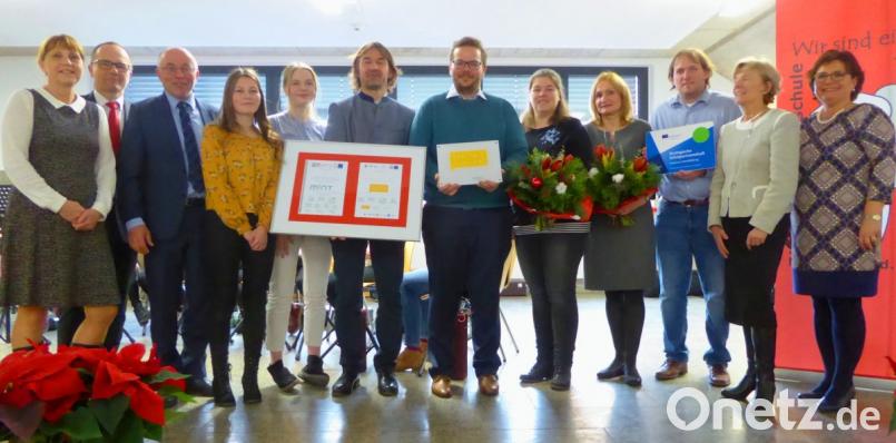 Verleihung der Urkunden (von links): Konrektorin Martina Fels, Fördervereinsvorsitzender Udo Kasseckert, stv. Landrat Albert Nickl, Schülersprecher Tabea Meiler und Julia Sennert, Konrektor Ramon Gomez-Islinger, Studienrat Alexander Frey, Studienrätin Theresa Büllesfeld, Beratungsrektorin Irmgard Schwartz, Beratungsrektor Johannes Paetzold, Ministerialbeauftragte Maria Kinzinger, Rektorin Irene Sebald. Bild: fsb