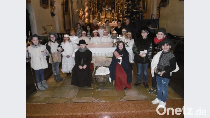 Es wird weihnachtlich in der Martinskirche. Mit ihrem besinnlichen Krippenspiel stimmen die Martinsspatzen die Besucher auf die Stille Nacht vor. Bild: rgl