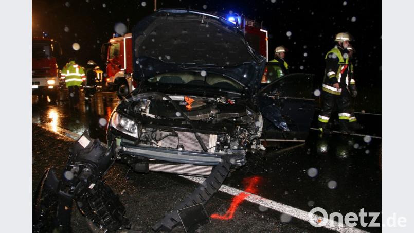 In der Nähe des Kreisverkehrs bei der Autobahn bei Mitterteich prallten zwei Autos frontal zusammen. Bild: wro