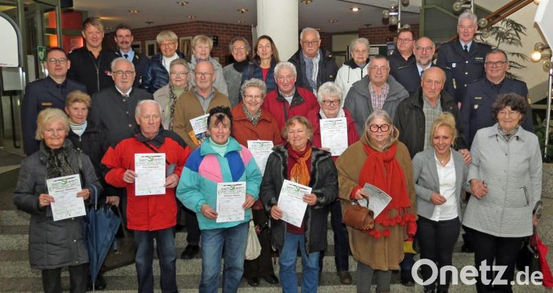 Urkunden und Sachpreise sind die Belohnung für die Belegung aller Seminare für die Senioren, die sich an senSiwen rege beteiligen. Bild: Dobmeier