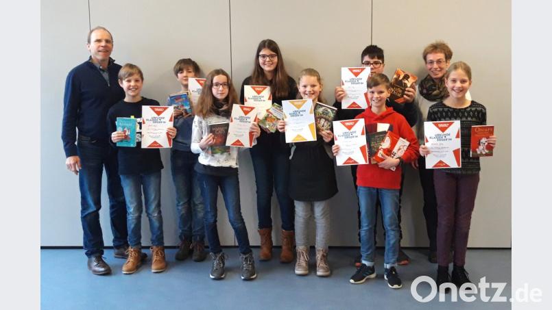 Mit Urkunden und Buchpreisen belohnten Oberstudiendirektor Ludwig Pfeiffer (links) und die Fachbetreuerin für Deutsch, Gisela Bader (rechts), die besten Vorleser. Bild: lg
