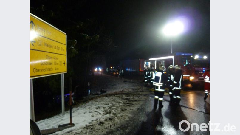 Bei der Teunzer Kreuzung war am Donnerstagabend ein Großaufgebot an Hilfskräften versammelt. Dies war auch für die Sicherheit der Verkehrsteilnehmer bei der Umleitung notwendig. Bild: Portner