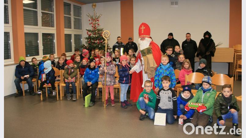 „Himmlischer“ Nikolausbesuch bei den „Löschdrachen“, die im Schönhaider Mehrzweckhaus für ihren Übungsfleiß mit Geschenken belohnt wurden. Bild: wro