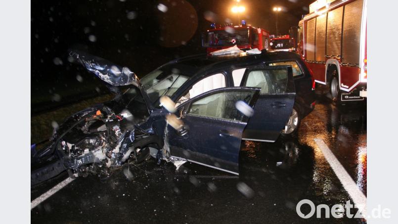 In der Nähe des Kreisverkehrs bei der Autobahn bei Mitterteich prallten zwei Autos frontal zusammen. Bild: wro