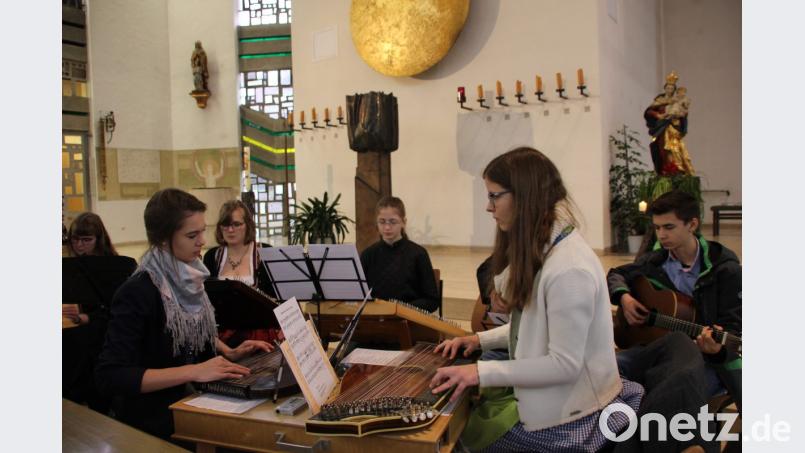Der Name der jungen Saitenmusik „Dou de niat oo“ war beim Adventskonzert in Gebenbach Programm, denn die Adventsweisen kündeten die Weihnachtsbotschaft von Hoffnung und Freude. Bild: ads