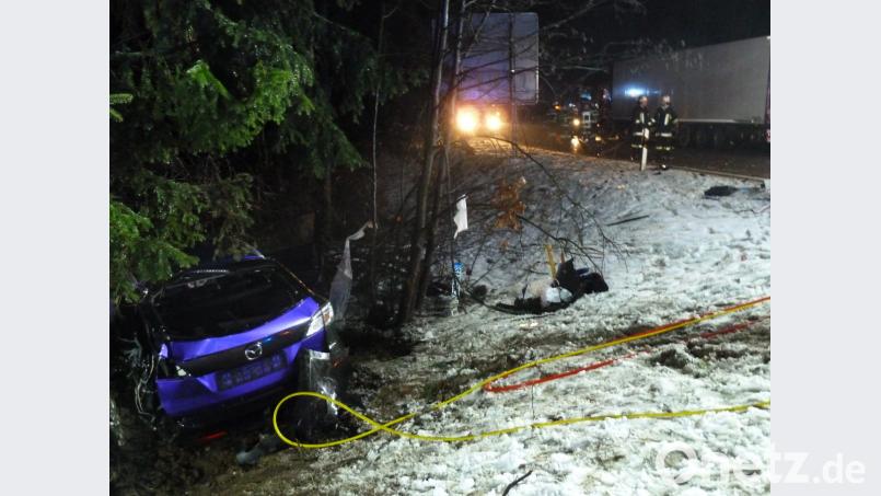 Der Wagen des Unfallverursachers blieb in der Böschung der Teunzer Kreuzung hängen. Die zwei Insassen wurden mittelschwer verletzt. Bild: Portner