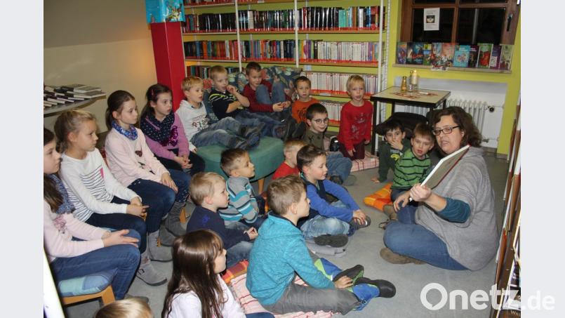 Auf „Augenhöhe“ mit den Kindern trug Bianca Reil in lebendiger Form die Geschichten von der Wichtelweinacht im Winterwald vor. Bild: frd