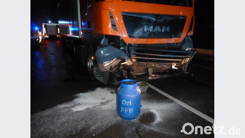 Der Mazda krachte beim Überqueren der Kreuzung in einen Sattelschlepper. Das Gespann hatte verderbliche Lebensmittel für eine Discounterkette geladen und musste abgeschleppt werden. Bild: Portner