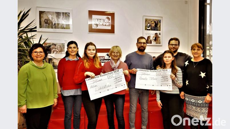 Über die jeweils 500 Euro freuten sich Ronny Tölzer für seine schwer erkrankte Frau (vierter von rechts), sowie Elisabeth Wittmann (vierte von links) für die Lichtblicke. Mit im Bild Schuldirektorin Irene Sebald, Christine Palmer, Tabea Meiler, Julia Sennert Alexander Frey und Konrektorin Martina Fels (von links). Bild: arw