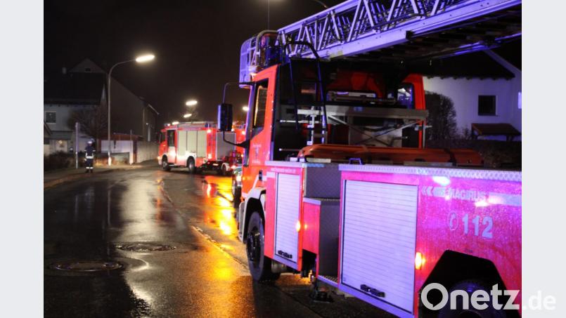Die Feuerwehr steht bereit - auch mit der Drehleiter. Bild: za