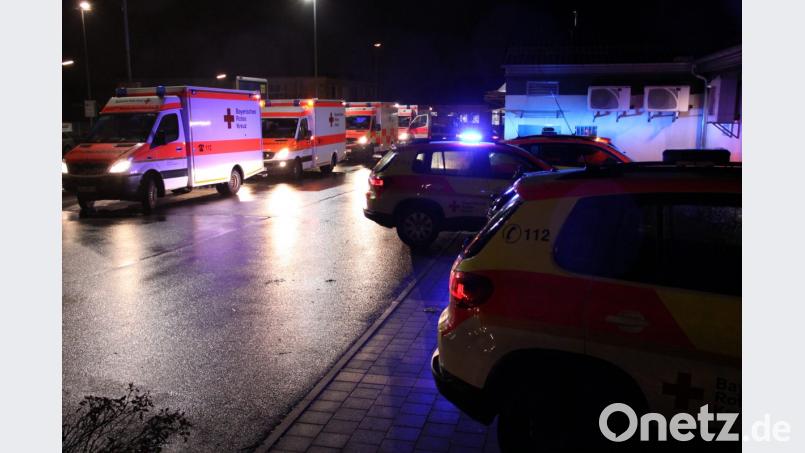 Rettungswagen stehen dicht gedrängt. Bild: za