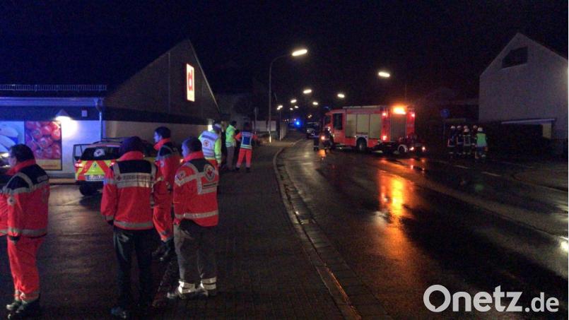 Einsatzkräfte sperren die Parksteiner Straße. Bild: za