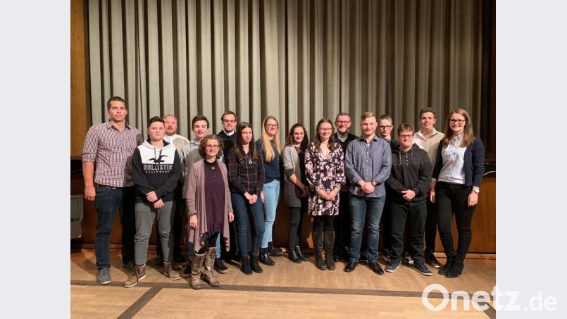 Bild von links nach rechts: Florian Ernstberger, Philipp Spuhler, Pfarrvikar Markus Hochheimer, Benedikt Stark, Gemeindereferentin Gertrud Hankl, Pastoralpraktikant Frater Gregor Schuller, Leonie Lang, Caroline Gerl, Veronika Reith, Johanna Urbanek, Stadtpfarrer Thomas Vogl, Frederick Slany, Oberministrant Nico Sommerer, Kevin Blay, Oberministrant Maximilian Ernstberger, Stefanie Ernstberger Bild: exb
