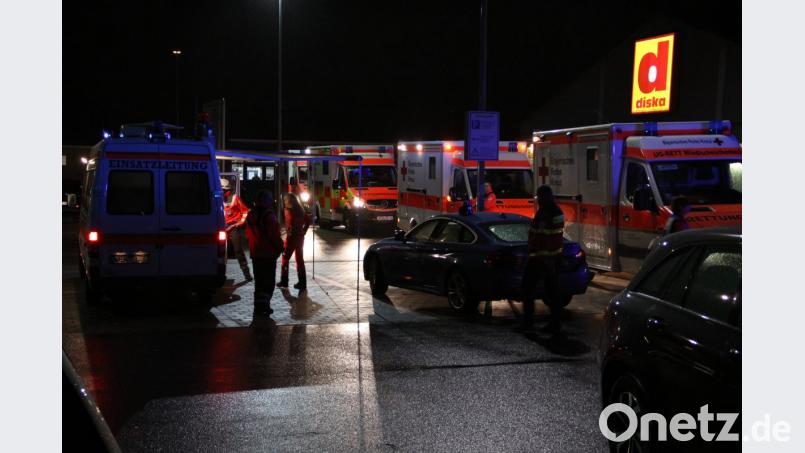 Einsatzleitung auf einem Discounter-Parkplatz. Bild: za
