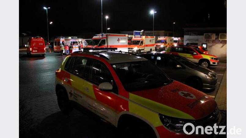 Großaufgebot: Viele Einsatzfahrzeuge der Rettungsdienste sind auf einem Parkplatz versammelt. Bild: za